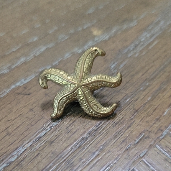 Chic Gold tone Starfish Pin - Picture 1 of 3